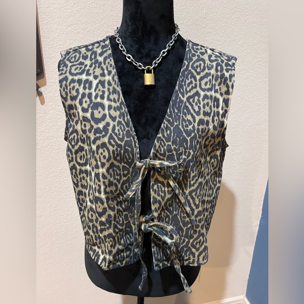 Leopard print vest with bow ties